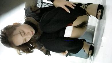 大神潜入办公楼女厕全景偷拍高跟御姐的极品小黑鲍