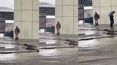 【某某门事件】第117弹 大人来人往大街上抠逼自慰有人过去说她两句，直接用抠逼的中指怼回去！